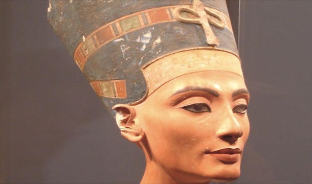 Mặc dù tượng bán thân Nefertiti được một nhà khảo cổ người Đức phát hiện vào năm 1912 ở Ai Cập nhưng từ đó cho đến nay có nhiều tranh luận về việc đưa bức tượng này hồi hương cũng như tính xác thực của nó. Ngày nay, bức tượng cổ này được trưng bày ở Berlin. Đây là một trong những  bí ẩn khảo cổ học gây tranh cãi nổi tiếng thế giới.